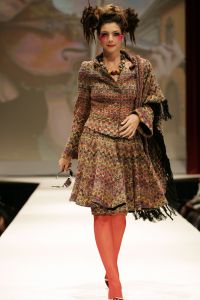 29-08-2006 SHOWBIZZ; LES GENS VOYAGEANTS MET RONALD KOLK MODESHOW WINTER 2006-2007. De kleine man met de grote shows deed het weer eens volop voor de vele genodigden in hotel Krasnapolsky te Amsterdam. Een reisje met Ronald rond de wereld is altijd weer een feest. Veel prachtige creaties sierden de catwalk en de opzienbarende make up en haarwerken werden door de gasten veel vuldig geprezen met applaus.De kleine man Ronald Kolk en zijn team mogen hard aan het werk gaan want de winter nadert en zijn klanten hebben weinig geduld.
foto: Albert den Iseger.