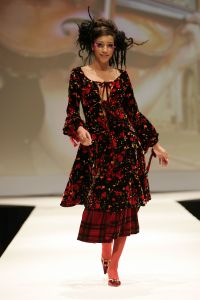 29-08-2006 SHOWBIZZ; LES GENS VOYAGEANTS MET RONALD KOLK MODESHOW WINTER 2006-2007. De kleine man met de grote shows deed het weer eens volop voor de vele genodigden in hotel Krasnapolsky te Amsterdam. Een reisje met Ronald rond de wereld is altijd weer een feest. Veel prachtige creaties sierden de catwalk en de opzienbarende make up en haarwerken werden door de gasten veel vuldig geprezen met applaus.De kleine man Ronald Kolk en zijn team mogen hard aan het werk gaan want de winter nadert en zijn klanten hebben weinig geduld.
foto: Albert den Iseger.