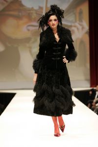 29-08-2006 SHOWBIZZ; LES GENS VOYAGEANTS MET RONALD KOLK MODESHOW WINTER 2006-2007. De kleine man met de grote shows deed het weer eens volop voor de vele genodigden in hotel Krasnapolsky te Amsterdam. Een reisje met Ronald rond de wereld is altijd weer een feest. Veel prachtige creaties sierden de catwalk en de opzienbarende make up en haarwerken werden door de gasten veel vuldig geprezen met applaus.De kleine man Ronald Kolk en zijn team mogen hard aan het werk gaan want de winter nadert en zijn klanten hebben weinig geduld.
foto: Albert den Iseger.