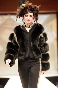 29-08-2006 SHOWBIZZ; LES GENS VOYAGEANTS MET RONALD KOLK MODESHOW WINTER 2006-2007. De kleine man met de grote shows deed het weer eens volop voor de vele genodigden in hotel Krasnapolsky te Amsterdam. Een reisje met Ronald rond de wereld is altijd weer een feest. Veel prachtige creaties sierden de catwalk en de opzienbarende make up en haarwerken werden door de gasten veel vuldig geprezen met applaus.De kleine man Ronald Kolk en zijn team mogen hard aan het werk gaan want de winter nadert en zijn klanten hebben weinig geduld.
foto: Albert den Iseger.
