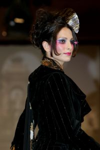 29-08-2006 SHOWBIZZ; LES GENS VOYAGEANTS MET RONALD KOLK MODESHOW WINTER 2006-2007. De kleine man met de grote shows deed het weer eens volop voor de vele genodigden in hotel Krasnapolsky te Amsterdam. Een reisje met Ronald rond de wereld is altijd weer een feest. Veel prachtige creaties sierden de catwalk en de opzienbarende make up en haarwerken werden door de gasten veel vuldig geprezen met applaus.De kleine man Ronald Kolk en zijn team mogen hard aan het werk gaan want de winter nadert en zijn klanten hebben weinig geduld.
foto: Albert den Iseger.