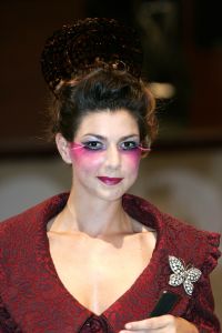 29-08-2006 SHOWBIZZ; LES GENS VOYAGEANTS MET RONALD KOLK MODESHOW WINTER 2006-2007. De kleine man met de grote shows deed het weer eens volop voor de vele genodigden in hotel Krasnapolsky te Amsterdam. Een reisje met Ronald rond de wereld is altijd weer een feest. Veel prachtige creaties sierden de catwalk en de opzienbarende make up en haarwerken werden door de gasten veel vuldig geprezen met applaus.De kleine man Ronald Kolk en zijn team mogen hard aan het werk gaan want de winter nadert en zijn klanten hebben weinig geduld.
foto: Albert den Iseger.