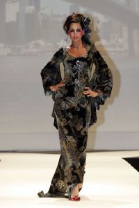 29-08-2006 SHOWBIZZ; LES GENS VOYAGEANTS MET RONALD KOLK MODESHOW WINTER 2006-2007. De kleine man met de grote shows deed het weer eens volop voor de vele genodigden in hotel Krasnapolsky te Amsterdam. Een reisje met Ronald rond de wereld is altijd weer een feest. Veel prachtige creaties sierden de catwalk en de opzienbarende make up en haarwerken werden door de gasten veel vuldig geprezen met applaus.De kleine man Ronald Kolk en zijn team mogen hard aan het werk gaan want de winter nadert en zijn klanten hebben weinig geduld.
foto: Albert den Iseger.
