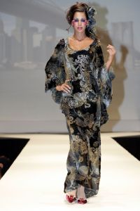 29-08-2006 SHOWBIZZ; LES GENS VOYAGEANTS MET RONALD KOLK MODESHOW WINTER 2006-2007. De kleine man met de grote shows deed het weer eens volop voor de vele genodigden in hotel Krasnapolsky te Amsterdam. Een reisje met Ronald rond de wereld is altijd weer een feest. Veel prachtige creaties sierden de catwalk en de opzienbarende make up en haarwerken werden door de gasten veel vuldig geprezen met applaus.De kleine man Ronald Kolk en zijn team mogen hard aan het werk gaan want de winter nadert en zijn klanten hebben weinig geduld.
foto: Albert den Iseger.
