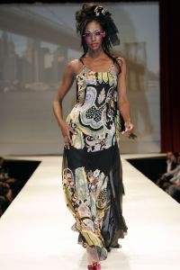 29-08-2006 SHOWBIZZ; LES GENS VOYAGEANTS MET RONALD KOLK MODESHOW WINTER 2006-2007. De kleine man met de grote shows deed het weer eens volop voor de vele genodigden in hotel Krasnapolsky te Amsterdam. Een reisje met Ronald rond de wereld is altijd weer een feest. Veel prachtige creaties sierden de catwalk en de opzienbarende make up en haarwerken werden door de gasten veel vuldig geprezen met applaus.De kleine man Ronald Kolk en zijn team mogen hard aan het werk gaan want de winter nadert en zijn klanten hebben weinig geduld.
foto: Albert den Iseger.