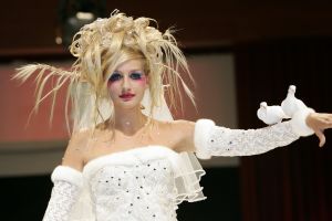 29-08-2006 SHOWBIZZ; LES GENS VOYAGEANTS MET RONALD KOLK MODESHOW WINTER 2006-2007. De kleine man met de grote shows deed het weer eens volop voor de vele genodigden in hotel Krasnapolsky te Amsterdam. Een reisje met Ronald rond de wereld is altijd weer een feest. Veel prachtige creaties sierden de catwalk en de opzienbarende make up en haarwerken werden door de gasten veel vuldig geprezen met applaus.De kleine man Ronald Kolk en zijn team mogen hard aan het werk gaan want de winter nadert en zijn klanten hebben weinig geduld.
foto: Albert den Iseger.