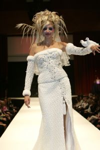 29-08-2006 SHOWBIZZ; LES GENS VOYAGEANTS MET RONALD KOLK MODESHOW WINTER 2006-2007. De kleine man met de grote shows deed het weer eens volop voor de vele genodigden in hotel Krasnapolsky te Amsterdam. Een reisje met Ronald rond de wereld is altijd weer een feest. Veel prachtige creaties sierden de catwalk en de opzienbarende make up en haarwerken werden door de gasten veel vuldig geprezen met applaus.De kleine man Ronald Kolk en zijn team mogen hard aan het werk gaan want de winter nadert en zijn klanten hebben weinig geduld.
foto: Albert den Iseger.