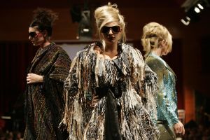 29-08-2006 SHOWBIZZ; LES GENS VOYAGEANTS MET RONALD KOLK MODESHOW WINTER 2006-2007. De kleine man met de grote shows deed het weer eens volop voor de vele genodigden in hotel Krasnapolsky te Amsterdam. Een reisje met Ronald rond de wereld is altijd weer een feest. Veel prachtige creaties sierden de catwalk en de opzienbarende make up en haarwerken werden door de gasten veel vuldig geprezen met applaus.De kleine man Ronald Kolk en zijn team mogen hard aan het werk gaan want de winter nadert en zijn klanten hebben weinig geduld.
foto: Albert den Iseger.