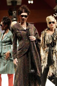 29-08-2006 SHOWBIZZ; LES GENS VOYAGEANTS MET RONALD KOLK MODESHOW WINTER 2006-2007. De kleine man met de grote shows deed het weer eens volop voor de vele genodigden in hotel Krasnapolsky te Amsterdam. Een reisje met Ronald rond de wereld is altijd weer een feest. Veel prachtige creaties sierden de catwalk en de opzienbarende make up en haarwerken werden door de gasten veel vuldig geprezen met applaus.De kleine man Ronald Kolk en zijn team mogen hard aan het werk gaan want de winter nadert en zijn klanten hebben weinig geduld.
foto: Albert den Iseger.