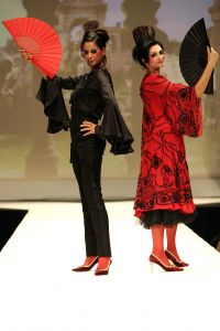 29-08-2006 SHOWBIZZ; LES GENS VOYAGEANTS MET RONALD KOLK MODESHOW WINTER 2006-2007. De kleine man met de grote shows deed het weer eens volop voor de vele genodigden in hotel Krasnapolsky te Amsterdam. Een reisje met Ronald rond de wereld is altijd weer een feest. Veel prachtige creaties sierden de catwalk en de opzienbarende make up en haarwerken werden door de gasten veel vuldig geprezen met applaus.De kleine man Ronald Kolk en zijn team mogen hard aan het werk gaan want de winter nadert en zijn klanten hebben weinig geduld.
foto: Albert den Iseger.