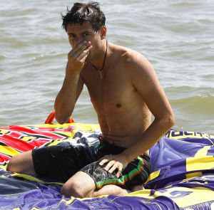 05-08-2006 SHOWBIZZ; NICK EN SIMON HEBBEN WATER PLEZIER IN VOLENDAM.Even een dagje vrij voor het succesduo Nick en Simon oftewel de dikke vrienden van Jan Smit.Het is zo onwijs druk met van alles en nog wat dat we vandaag even een dagje het water opgaan om te genieten van het mooie weer en wat op krachten komen voor de aankomende tijd.Lekker even spelen met een speedboat en waterskieen op het Ijsselmeer.
foto: Albert den Iseger.
