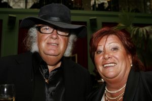 29-08-2006 SHOWBIZZ; LES GENS VOYAGEANTS MET RONALD KOLK MODESHOW WINTER 2006-2007. De kleine man met de grote shows deed het weer eens volop voor de vele genodigden in hotel Krasnapolsky te Amsterdam. Een reisje met Ronald rond de wereld is altijd weer een feest. Veel prachtige creaties sierden de catwalk en de opzienbarende make up en haarwerken werden door de gasten veel vuldig geprezen met applaus.De kleine man Ronald Kolk en zijn team mogen hard aan het werk gaan want de winter nadert en zijn klanten hebben weinig geduld.
foto: Albert den Iseger.