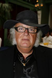 29-08-2006 SHOWBIZZ; LES GENS VOYAGEANTS MET RONALD KOLK MODESHOW WINTER 2006-2007. De kleine man met de grote shows deed het weer eens volop voor de vele genodigden in hotel Krasnapolsky te Amsterdam. Een reisje met Ronald rond de wereld is altijd weer een feest. Veel prachtige creaties sierden de catwalk en de opzienbarende make up en haarwerken werden door de gasten veel vuldig geprezen met applaus.De kleine man Ronald Kolk en zijn team mogen hard aan het werk gaan want de winter nadert en zijn klanten hebben weinig geduld.
foto: Albert den Iseger.