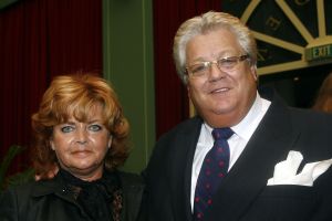 29-08-2006 SHOWBIZZ; LES GENS VOYAGEANTS MET RONALD KOLK MODESHOW WINTER 2006-2007. De kleine man met de grote shows deed het weer eens volop voor de vele genodigden in hotel Krasnapolsky te Amsterdam. Een reisje met Ronald rond de wereld is altijd weer een feest. Veel prachtige creaties sierden de catwalk en de opzienbarende make up en haarwerken werden door de gasten veel vuldig geprezen met applaus.De kleine man Ronald Kolk en zijn team mogen hard aan het werk gaan want de winter nadert en zijn klanten hebben weinig geduld.
foto: Albert den Iseger.