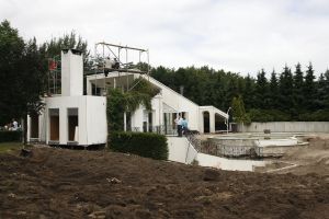 16-08-2006 SHOWBIZZ; ZO WORDT DE GOUDEN KOOI REALITEIT.Er wordt in het diepste geheim gewerkt aan creatie van de gouden kooi.J ohn de Mol s grootste geheimde project sinds de start van Talpa. Prive wist via de achterdeur binnen te glippen en maakte de eerste foto\'s van het inmense landhuis dat de komende maanden en misschien wel jaren het toneel wordt van de meest besproken televisieproject.
exclusieve foto: Albert den Iseger.