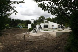 16-08-2006 SHOWBIZZ; ZO WORDT DE GOUDEN KOOI REALITEIT.Er wordt in het diepste geheim gewerkt aan creatie van de gouden kooi.J ohn de Mol s grootste geheimde project sinds de start van Talpa. Prive wist via de achterdeur binnen te glippen en maakte de eerste foto\'s van het inmense landhuis dat de komende maanden en misschien wel jaren het toneel wordt van de meest besproken televisieproject.
exclusieve foto: Albert den Iseger.