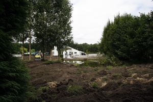 16-08-2006 SHOWBIZZ; ZO WORDT DE GOUDEN KOOI REALITEIT.Er wordt in het diepste geheim gewerkt aan creatie van de gouden kooi.J ohn de Mol s grootste geheimde project sinds de start van Talpa. Prive wist via de achterdeur binnen te glippen en maakte de eerste foto\'s van het inmense landhuis dat de komende maanden en misschien wel jaren het toneel wordt van de meest besproken televisieproject.
exclusieve foto: Albert den Iseger.
