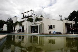 16-08-2006 SHOWBIZZ; ZO WORDT DE GOUDEN KOOI REALITEIT.Er wordt in het diepste geheim gewerkt aan creatie van de gouden kooi.J ohn de Mol s grootste geheimde project sinds de start van Talpa. Prive wist via de achterdeur binnen te glippen en maakte de eerste foto\'s van het inmense landhuis dat de komende maanden en misschien wel jaren het toneel wordt van de meest besproken televisieproject.
exclusieve foto: Albert den Iseger.