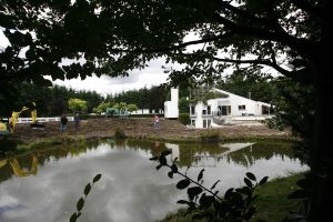 16-08-2006 SHOWBIZZ; ZO WORDT DE GOUDEN KOOI REALITEIT.Er wordt in het diepste geheim gewerkt aan creatie van de gouden kooi.J ohn de Mol s grootste geheimde project sinds de start van Talpa. Prive wist via de achterdeur binnen te glippen en maakte de eerste foto\'s van het inmense landhuis dat de komende maanden en misschien wel jaren het toneel wordt van de meest besproken televisieproject.
exclusieve foto: Albert den Iseger.