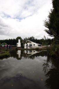 16-08-2006 SHOWBIZZ; ZO WORDT DE GOUDEN KOOI REALITEIT.Er wordt in het diepste geheim gewerkt aan creatie van de gouden kooi.J ohn de Mol s grootste geheimde project sinds de start van Talpa. Prive wist via de achterdeur binnen te glippen en maakte de eerste foto\'s van het inmense landhuis dat de komende maanden en misschien wel jaren het toneel wordt van de meest besproken televisieproject.
exclusieve foto: Albert den Iseger.