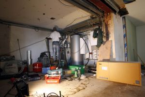 16-08-2006 SHOWBIZZ; ZO WORDT DE GOUDEN KOOI REALITEIT.Er wordt in het diepste geheim gewerkt aan creatie van de gouden kooi.J ohn de Mol s grootste geheimde project sinds de start van Talpa. Prive wist via de achterdeur binnen te glippen en maakte de eerste foto\'s van het inmense landhuis dat de komende maanden en misschien wel jaren het toneel wordt van de meest besproken televisieproject.
exclusieve foto: Albert den Iseger.