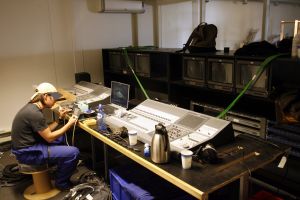 16-08-2006 SHOWBIZZ; ZO WORDT DE GOUDEN KOOI REALITEIT.Er wordt in het diepste geheim gewerkt aan creatie van de gouden kooi.J ohn de Mol s grootste geheimde project sinds de start van Talpa. Prive wist via de achterdeur binnen te glippen en maakte de eerste foto\'s van het inmense landhuis dat de komende maanden en misschien wel jaren het toneel wordt van de meest besproken televisieproject.
exclusieve foto: Albert den Iseger.