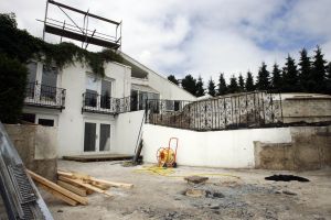 16-08-2006 SHOWBIZZ; ZO WORDT DE GOUDEN KOOI REALITEIT.Er wordt in het diepste geheim gewerkt aan creatie van de gouden kooi.J ohn de Mol s grootste geheimde project sinds de start van Talpa. Prive wist via de achterdeur binnen te glippen en maakte de eerste foto\'s van het inmense landhuis dat de komende maanden en misschien wel jaren het toneel wordt van de meest besproken televisieproject.
exclusieve foto: Albert den Iseger.