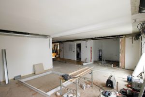 16-08-2006 SHOWBIZZ; ZO WORDT DE GOUDEN KOOI REALITEIT.Er wordt in het diepste geheim gewerkt aan creatie van de gouden kooi.J ohn de Mol s grootste geheimde project sinds de start van Talpa. Prive wist via de achterdeur binnen te glippen en maakte de eerste foto\'s van het inmense landhuis dat de komende maanden en misschien wel jaren het toneel wordt van de meest besproken televisieproject.
exclusieve foto: Albert den Iseger.