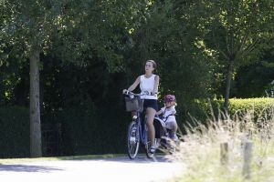 08-08-2007 SHOWBIZZ; PRINS LAURENT VAN BELGIE MET GEZIN OP VAKANTIE IN NEDERLAND. Prins Laurent van Belgie met prinses Claire en dochter Louise en tweeling Nicolas en Aymeric op vakantie in het prachtige zeeuwse land. Wij spraken Prins Laurent op zijn vakantie adres en maakten een mooie foto reportage. Het verhaal en de exclusieve foto s deze week in uw weekblad Prive nr.32.
foto: Albert den Iseger.