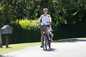 08-08-2007 SHOWBIZZ; PRINS LAURENT VAN BELGIE MET GEZIN OP VAKANTIE IN NEDERLAND. Prins Laurent van Belgie met prinses Claire en dochter Louise en tweeling Nicolas en Aymeric op vakantie in het prachtige zeeuwse land. Wij spraken Prins Laurent op zijn vakantie adres en maakten een mooie foto reportage. Het verhaal en de exclusieve foto s deze week in uw weekblad Prive nr.32.
foto: Albert den Iseger.