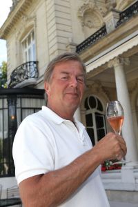 16-08-2007 SHOWBIZZ: ERIC PEUTE ONTMASKERD DOOR INTERPOL. Eric Peute de ex man van Patty Brard zat 4 maanden vast in de gevangenis van Reims te Frankrijk.Valse paspoorten, oplichting en diverse andere zaken waren het beroep geworden van Eric. Op heterdaad werd hij betrapt door de franse politie. 4 maanden lang zat Eric vast in een hok te samen met nog 2 andere veroordeelden. Het was erger dan de hel zo verklaarde Eric toen ik hem sprak in Reims. Het gehele verhaal deze week in de Prive.
foto: Albert den Iseger.