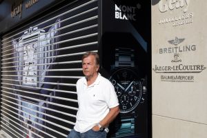 16-08-2007 SHOWBIZZ: ERIC PEUTE ONTMASKERD DOOR INTERPOL. Eric Peute de ex man van Patty Brard zat 4 maanden vast in de gevangenis van Reims te Frankrijk.Valse paspoorten, oplichting en diverse andere zaken waren het beroep geworden van Eric. Op heterdaad werd hij betrapt door de franse politie. 4 maanden lang zat Eric vast in een hok te samen met nog 2 andere veroordeelden. Het was erger dan de hel zo verklaarde Eric toen ik hem sprak in Reims. Het gehele verhaal deze week in de Prive.
foto: Albert den Iseger.