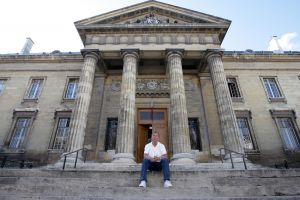 16-08-2007 SHOWBIZZ: ERIC PEUTE ONTMASKERD DOOR INTERPOL. Eric Peute de ex man van Patty Brard zat 4 maanden vast in de gevangenis van Reims te Frankrijk.Valse paspoorten, oplichting en diverse andere zaken waren het beroep geworden van Eric. Op heterdaad werd hij betrapt door de franse politie. 4 maanden lang zat Eric vast in een hok te samen met nog 2 andere veroordeelden. Het was erger dan de hel zo verklaarde Eric toen ik hem sprak in Reims. Het gehele verhaal deze week in de Prive.
foto: Albert den Iseger.