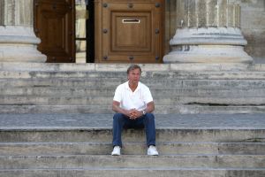 16-08-2007 SHOWBIZZ: ERIC PEUTE ONTMASKERD DOOR INTERPOL. Eric Peute de ex man van Patty Brard zat 4 maanden vast in de gevangenis van Reims te Frankrijk.Valse paspoorten, oplichting en diverse andere zaken waren het beroep geworden van Eric. Op heterdaad werd hij betrapt door de franse politie. 4 maanden lang zat Eric vast in een hok te samen met nog 2 andere veroordeelden. Het was erger dan de hel zo verklaarde Eric toen ik hem sprak in Reims. Het gehele verhaal deze week in de Prive.
foto: Albert den Iseger.