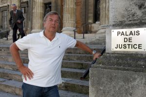 16-08-2007 SHOWBIZZ: ERIC PEUTE ONTMASKERD DOOR INTERPOL. Eric Peute de ex man van Patty Brard zat 4 maanden vast in de gevangenis van Reims te Frankrijk.Valse paspoorten, oplichting en diverse andere zaken waren het beroep geworden van Eric. Op heterdaad werd hij betrapt door de franse politie. 4 maanden lang zat Eric vast in een hok te samen met nog 2 andere veroordeelden. Het was erger dan de hel zo verklaarde Eric toen ik hem sprak in Reims. Het gehele verhaal deze week in de Prive.
foto: Albert den Iseger.