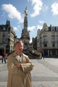 16-08-2007 SHOWBIZZ: ERIC PEUTE ONTMASKERD DOOR INTERPOL. Eric Peute de ex man van Patty Brard zat 4 maanden vast in de gevangenis van Reims te Frankrijk.Valse paspoorten, oplichting en diverse andere zaken waren het beroep geworden van Eric. Op heterdaad werd hij betrapt door de franse politie. 4 maanden lang zat Eric vast in een hok te samen met nog 2 andere veroordeelden. Het was erger dan de hel zo verklaarde Eric toen ik hem sprak in Reims. Het gehele verhaal deze week in de Prive.
foto: Albert den Iseger.