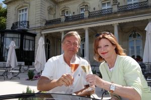 16-08-2007 SHOWBIZZ: ERIC PEUTE ONTMASKERD DOOR INTERPOL. Eric Peute de ex man van Patty Brard zat 4 maanden vast in de gevangenis van Reims te Frankrijk.Valse paspoorten, oplichting en diverse andere zaken waren het beroep geworden van Eric. Op heterdaad werd hij betrapt door de franse politie. 4 maanden lang zat Eric vast in een hok te samen met nog 2 andere veroordeelden. Het was erger dan de hel zo verklaarde Eric toen ik hem sprak in Reims. Het gehele verhaal deze week in de Prive.
foto: Albert den Iseger.