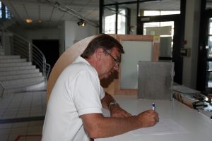 16-08-2007 SHOWBIZZ: ERIC PEUTE ONTMASKERD DOOR INTERPOL. Eric Peute de ex man van Patty Brard zat 4 maanden vast in de gevangenis van Reims te Frankrijk.Valse paspoorten, oplichting en diverse andere zaken waren het beroep geworden van Eric. Op heterdaad werd hij betrapt door de franse politie. 4 maanden lang zat Eric vast in een hok te samen met nog 2 andere veroordeelden. Het was erger dan de hel zo verklaarde Eric toen ik hem sprak in Reims. Het gehele verhaal deze week in de Prive.
foto: Albert den Iseger.