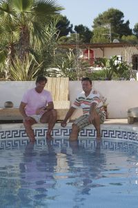 01-08-2007 SHOWBIZZ: MARCO EN LEONTIEN GENIETEN OP IBIZA EVENALS GERARD JOLING EN VRIENDEN. Marco en Leontien genieten vooral van het mooie zomerweer en van hun 3 kinderen die dag in dag uit heerlijk aan het spelen zijn op een van de vele mooie stranden op zomers Ibiza. En Gerard Joling rust uit op Patty s ford samen met manager Wino en zijn gezin. Af en toe komen wat vrienden overgevlogen uit Bergen en Schagen om het feestje mee te maken in Patty s ford. Ruud de Wild, dochter Toy Travis en vriendin Aafke hebben het er maar druk mee de wedding planning en genieten uiteraard van elkaar.Regilio Tuur en vriendin Josh zijn echte feestbeesten en zijn vaak te vinden in de beste discotheken van het eiland en in de middag zie je ze stoeien in de bijna lauwe branding op Malibu beach. Al met al de BN ers genieten elke dag van het mooie en populaire Ibiza.
foto: Albert den Iseger.