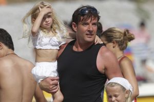 01-08-2007 SHOWBIZZ: MARCO EN LEONTIEN GENIETEN OP IBIZA EVENALS GERARD JOLING EN VRIENDEN. Marco en Leontien genieten vooral van het mooie zomerweer en van hun 3 kinderen die dag in dag uit heerlijk aan het spelen zijn op een van de vele mooie stranden op zomers Ibiza. En Gerard Joling rust uit op Patty s ford samen met manager Wino en zijn gezin. Af en toe komen wat vrienden overgevlogen uit Bergen en Schagen om het feestje mee te maken in Patty s ford. Ruud de Wild, dochter Toy Travis en vriendin Aafke hebben het er maar druk mee de wedding planning en genieten uiteraard van elkaar.Regilio Tuur en vriendin Josh zijn echte feestbeesten en zijn vaak te vinden in de beste discotheken van het eiland en in de middag zie je ze stoeien in de bijna lauwe branding op Malibu beach. Al met al de BN ers genieten elke dag van het mooie en populaire Ibiza.
foto: Albert den Iseger.