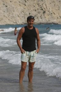 01-08-2007 SHOWBIZZ: MARCO EN LEONTIEN GENIETEN OP IBIZA EVENALS GERARD JOLING EN VRIENDEN. Marco en Leontien genieten vooral van het mooie zomerweer en van hun 3 kinderen die dag in dag uit heerlijk aan het spelen zijn op een van de vele mooie stranden op zomers Ibiza. En Gerard Joling rust uit op Patty s ford samen met manager Wino en zijn gezin. Af en toe komen wat vrienden overgevlogen uit Bergen en Schagen om het feestje mee te maken in Patty s ford. Ruud de Wild, dochter Toy Travis en vriendin Aafke hebben het er maar druk mee de wedding planning en genieten uiteraard van elkaar.Regilio Tuur en vriendin Josh zijn echte feestbeesten en zijn vaak te vinden in de beste discotheken van het eiland en in de middag zie je ze stoeien in de bijna lauwe branding op Malibu beach. Al met al de BN ers genieten elke dag van het mooie en populaire Ibiza.
foto: Albert den Iseger.