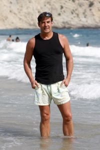 01-08-2007 SHOWBIZZ: MARCO EN LEONTIEN GENIETEN OP IBIZA EVENALS GERARD JOLING EN VRIENDEN. Marco en Leontien genieten vooral van het mooie zomerweer en van hun 3 kinderen die dag in dag uit heerlijk aan het spelen zijn op een van de vele mooie stranden op zomers Ibiza. En Gerard Joling rust uit op Patty s ford samen met manager Wino en zijn gezin. Af en toe komen wat vrienden overgevlogen uit Bergen en Schagen om het feestje mee te maken in Patty s ford. Ruud de Wild, dochter Toy Travis en vriendin Aafke hebben het er maar druk mee de wedding planning en genieten uiteraard van elkaar.Regilio Tuur en vriendin Josh zijn echte feestbeesten en zijn vaak te vinden in de beste discotheken van het eiland en in de middag zie je ze stoeien in de bijna lauwe branding op Malibu beach. Al met al de BN ers genieten elke dag van het mooie en populaire Ibiza.
foto: Albert den Iseger.