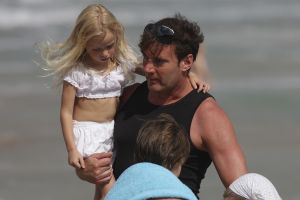 01-08-2007 SHOWBIZZ: MARCO EN LEONTIEN GENIETEN OP IBIZA EVENALS GERARD JOLING EN VRIENDEN. Marco en Leontien genieten vooral van het mooie zomerweer en van hun 3 kinderen die dag in dag uit heerlijk aan het spelen zijn op een van de vele mooie stranden op zomers Ibiza. En Gerard Joling rust uit op Patty s ford samen met manager Wino en zijn gezin. Af en toe komen wat vrienden overgevlogen uit Bergen en Schagen om het feestje mee te maken in Patty s ford. Ruud de Wild, dochter Toy Travis en vriendin Aafke hebben het er maar druk mee de wedding planning en genieten uiteraard van elkaar.Regilio Tuur en vriendin Josh zijn echte feestbeesten en zijn vaak te vinden in de beste discotheken van het eiland en in de middag zie je ze stoeien in de bijna lauwe branding op Malibu beach. Al met al de BN ers genieten elke dag van het mooie en populaire Ibiza.
foto: Albert den Iseger.