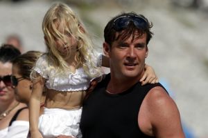 01-08-2007 SHOWBIZZ: MARCO EN LEONTIEN GENIETEN OP IBIZA EVENALS GERARD JOLING EN VRIENDEN. Marco en Leontien genieten vooral van het mooie zomerweer en van hun 3 kinderen die dag in dag uit heerlijk aan het spelen zijn op een van de vele mooie stranden op zomers Ibiza. En Gerard Joling rust uit op Patty s ford samen met manager Wino en zijn gezin. Af en toe komen wat vrienden overgevlogen uit Bergen en Schagen om het feestje mee te maken in Patty s ford. Ruud de Wild, dochter Toy Travis en vriendin Aafke hebben het er maar druk mee de wedding planning en genieten uiteraard van elkaar.Regilio Tuur en vriendin Josh zijn echte feestbeesten en zijn vaak te vinden in de beste discotheken van het eiland en in de middag zie je ze stoeien in de bijna lauwe branding op Malibu beach. Al met al de BN ers genieten elke dag van het mooie en populaire Ibiza.
foto: Albert den Iseger.