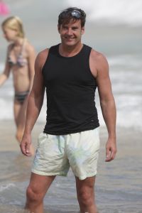 01-08-2007 SHOWBIZZ: MARCO EN LEONTIEN GENIETEN OP IBIZA EVENALS GERARD JOLING EN VRIENDEN. Marco en Leontien genieten vooral van het mooie zomerweer en van hun 3 kinderen die dag in dag uit heerlijk aan het spelen zijn op een van de vele mooie stranden op zomers Ibiza. En Gerard Joling rust uit op Patty s ford samen met manager Wino en zijn gezin. Af en toe komen wat vrienden overgevlogen uit Bergen en Schagen om het feestje mee te maken in Patty s ford. Ruud de Wild, dochter Toy Travis en vriendin Aafke hebben het er maar druk mee de wedding planning en genieten uiteraard van elkaar.Regilio Tuur en vriendin Josh zijn echte feestbeesten en zijn vaak te vinden in de beste discotheken van het eiland en in de middag zie je ze stoeien in de bijna lauwe branding op Malibu beach. Al met al de BN ers genieten elke dag van het mooie en populaire Ibiza.
foto: Albert den Iseger.