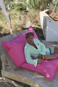 01-08-2007 SHOWBIZZ: MARCO EN LEONTIEN GENIETEN OP IBIZA EVENALS GERARD JOLING EN VRIENDEN. Marco en Leontien genieten vooral van het mooie zomerweer en van hun 3 kinderen die dag in dag uit heerlijk aan het spelen zijn op een van de vele mooie stranden op zomers Ibiza. En Gerard Joling rust uit op Patty s ford samen met manager Wino en zijn gezin. Af en toe komen wat vrienden overgevlogen uit Bergen en Schagen om het feestje mee te maken in Patty s ford. Ruud de Wild, dochter Toy Travis en vriendin Aafke hebben het er maar druk mee de wedding planning en genieten uiteraard van elkaar.Regilio Tuur en vriendin Josh zijn echte feestbeesten en zijn vaak te vinden in de beste discotheken van het eiland en in de middag zie je ze stoeien in de bijna lauwe branding op Malibu beach. Al met al de BN ers genieten elke dag van het mooie en populaire Ibiza.
foto: Albert den Iseger.