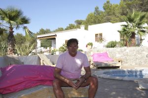 01-08-2007 SHOWBIZZ: MARCO EN LEONTIEN GENIETEN OP IBIZA EVENALS GERARD JOLING EN VRIENDEN. Marco en Leontien genieten vooral van het mooie zomerweer en van hun 3 kinderen die dag in dag uit heerlijk aan het spelen zijn op een van de vele mooie stranden op zomers Ibiza. En Gerard Joling rust uit op Patty s ford samen met manager Wino en zijn gezin. Af en toe komen wat vrienden overgevlogen uit Bergen en Schagen om het feestje mee te maken in Patty s ford. Ruud de Wild, dochter Toy Travis en vriendin Aafke hebben het er maar druk mee de wedding planning en genieten uiteraard van elkaar.Regilio Tuur en vriendin Josh zijn echte feestbeesten en zijn vaak te vinden in de beste discotheken van het eiland en in de middag zie je ze stoeien in de bijna lauwe branding op Malibu beach. Al met al de BN ers genieten elke dag van het mooie en populaire Ibiza.
foto: Albert den Iseger.