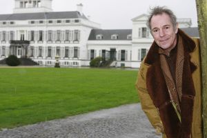 17-08-2007 SHOWBIZZ; DE 65 JARIGE JOS BRINK OVERLEDEN. Jos Brink is vanmiddag in het ziekenhuis van Amsterdam overleden. Hij is 65 jaar geworden. Eind vorige maand werd er darmkanker ondekt met uitzaaingen oa. in de longen en been. 
Jos Brink werd op 19 juni 1942 in Heiloo geboren. Hij verwierf grote bekendheid als acteur,schrijver,predikant, cabaretier,musicalster en tv presentator in die laatste hoedanigheid kuste hij Koningin Juliana publiekelijk wat in 1979 een sensatie was.
Dit jaar ging Jos nog met een team van weekblad Prive en veel vrienden op bezoek in paleis Soestdijk. Het werd een regenachtige maar humorvolle dag. Jos was de ster, de gastheer en de grote vertel meester. Deze dag zullen vele van zijn vrienden nooit meer vergeten.Dze dag zal onvergeetbaar zijn voor, Ronnie Tober, Anneke Gronloh,Willeke Alberti,Sandra Reemer zijn koepoekje, Anny Schilder,Corine Boon,Viola Holt, Benny Neyman,Saskia en Serge.Lodewijk Hoekstra,Evert Santegoeds, Jan Uriot en Ivonne Hoebe.
foto: Albert den Iseger.