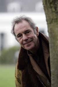 17-08-2007 SHOWBIZZ; DE 65 JARIGE JOS BRINK OVERLEDEN. Jos Brink is vanmiddag in het ziekenhuis van Amsterdam overleden. Hij is 65 jaar geworden. Eind vorige maand werd er darmkanker ondekt met uitzaaingen oa. in de longen en been. 
Jos Brink werd op 19 juni 1942 in Heiloo geboren. Hij verwierf grote bekendheid als acteur,schrijver,predikant, cabaretier,musicalster en tv presentator in die laatste hoedanigheid kuste hij Koningin Juliana publiekelijk wat in 1979 een sensatie was.
Dit jaar ging Jos nog met een team van weekblad Prive en veel vrienden op bezoek in paleis Soestdijk. Het werd een regenachtige maar humorvolle dag. Jos was de ster, de gastheer en de grote vertel meester. Deze dag zullen vele van zijn vrienden nooit meer vergeten.Dze dag zal onvergeetbaar zijn voor, Ronnie Tober, Anneke Gronloh,Willeke Alberti,Sandra Reemer zijn koepoekje, Anny Schilder,Corine Boon,Viola Holt, Benny Neyman,Saskia en Serge.Lodewijk Hoekstra,Evert Santegoeds, Jan Uriot en Ivonne Hoebe.
foto: Albert den Iseger.