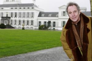 17-08-2007 SHOWBIZZ; DE 65 JARIGE JOS BRINK OVERLEDEN. Jos Brink is vanmiddag in het ziekenhuis van Amsterdam overleden. Hij is 65 jaar geworden. Eind vorige maand werd er darmkanker ondekt met uitzaaingen oa. in de longen en been. 
Jos Brink werd op 19 juni 1942 in Heiloo geboren. Hij verwierf grote bekendheid als acteur,schrijver,predikant, cabaretier,musicalster en tv presentator in die laatste hoedanigheid kuste hij Koningin Juliana publiekelijk wat in 1979 een sensatie was.
Dit jaar ging Jos nog met een team van weekblad Prive en veel vrienden op bezoek in paleis Soestdijk. Het werd een regenachtige maar humorvolle dag. Jos was de ster, de gastheer en de grote vertel meester. Deze dag zullen vele van zijn vrienden nooit meer vergeten.Dze dag zal onvergeetbaar zijn voor, Ronnie Tober, Anneke Gronloh,Willeke Alberti,Sandra Reemer zijn koepoekje, Anny Schilder,Corine Boon,Viola Holt, Benny Neyman,Saskia en Serge.Lodewijk Hoekstra,Evert Santegoeds, Jan Uriot en Ivonne Hoebe.
foto: Albert den Iseger.
